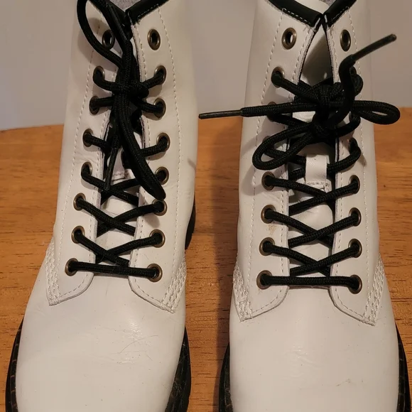 Dr Martens Zavala Womens Size 7 White Leather Lace Up Boots 26132100 - Picture 2 of 6